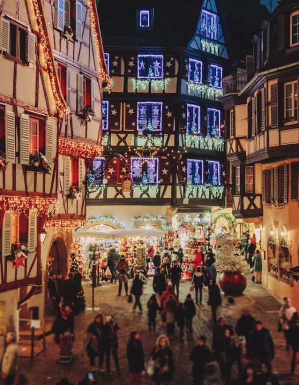 Altstadt beleuchtet und geschmückt wie ein Märchen in der Weihnachtszeit in Colmar, Elsass, Frankreich