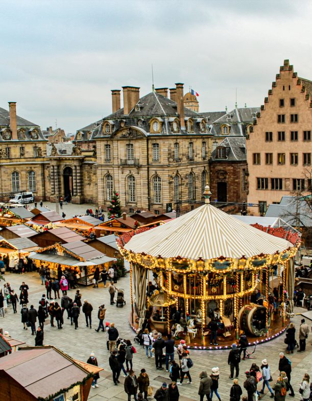 Bild des schönen Weihnachtsmarktes auf einem Platz in der Innenstadt von Straßburg